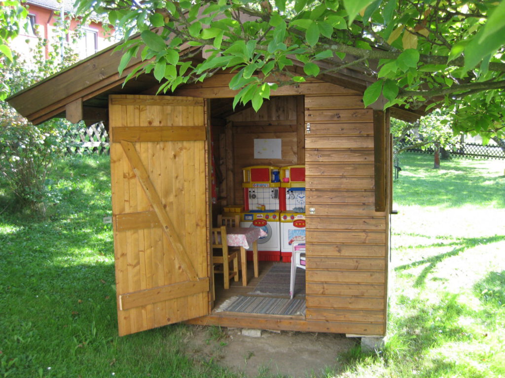 Im Sommer: Spielhaus im Garten